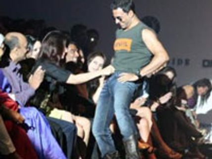 பேஷன் ஷோ: அக்ஷய் பேண்ட் பட்டனை அவிழ்த்த ட்விங்கிள்- கைதாகலாம்!