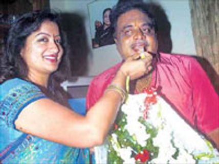 காங்.கின் 'ரம்யா மிரட்டல்'-பணிந்த அம்பரீஷ்!