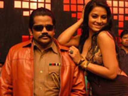 திமுக வேட்பாளர் ரித்தீஷுக்கு பிடிவாரண்ட்-முன்ஜாமீன் கிடைத்தது