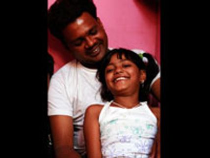 ஸ்லம்டாக் புகழ் ரூபினாவை விற்க முயற்சி - தந்தை கைது