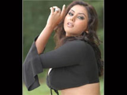 கவர்ச்சிப் 'பேய்' நமீதா!