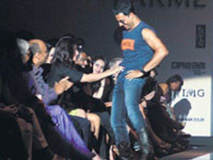 'ஜிப்' அவிழ்த்த விவகாரம்: அக்ஷய் குமார் கைதாகி விடுதலை!