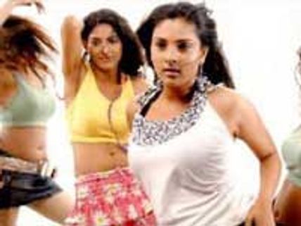 நிருபர்களுடன் ரம்யா வாக்குவாதம்-மோதல்