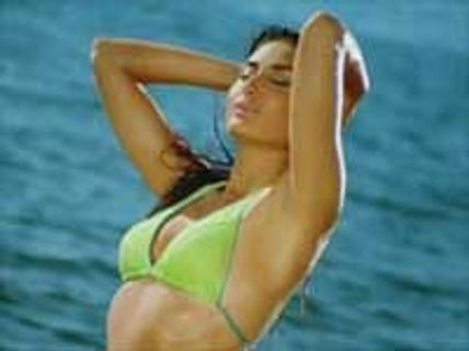 தாயாரின் கோரிக்கையை ஏற்று நீச்சல் உடைக்கு கரீனா குட்பை