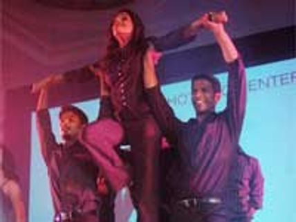 வரலட்சுமி சரத்குமாரின் மம்மா மியா நாளை அரங்கேற்றம்