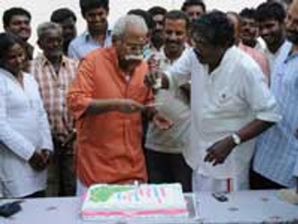 முதல் முறையாக 'கேக்' வெட்டிய கேபி!