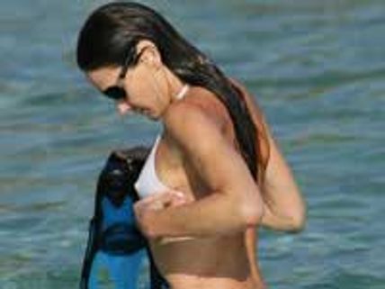 பாட மாட்டேன் என்ற விரதத்தை மண்டேலாவுக்காக உடைத்த கார்லா ப்ரூனி