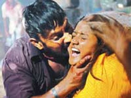 ஹீரோயின் கன்னத்தை வெறித்தனமாக கடித்து காயப்படுத்திய விக்னேஷ்!