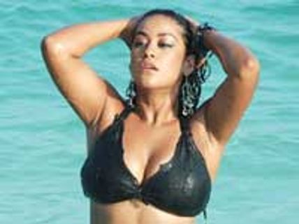 கடலில் விழுந்த முமைத் கான் நீச்சலடித்து தப்பினார்!