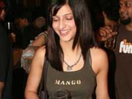 உன்னைப் போல் ஒருவன் படத்தின் மியூசிக் வீடியோ- இயக்கினார் ஸ்ருதி