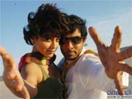 கந்தசாமி பார்க்க வரும் குழந்தைகளுக்கு கோழி மாஸ்க்!