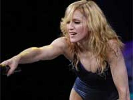 மேடையில் இரண்டு முறை மயங்கி விழுந்த மடோனா