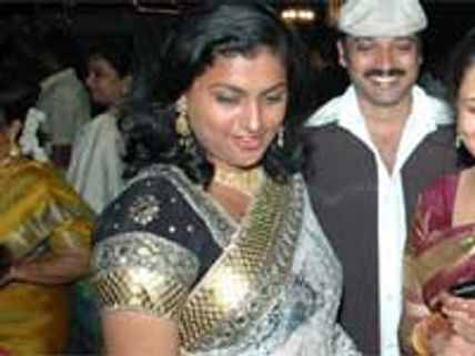 தெலுங்கு தேசத்திலிருந்து ரோஜா விலகல்-நாயுடு மீது கடும் பாய்ச்சல்