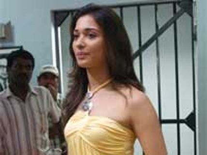 விஜய், தமன்னாவை சூழ்ந்த ரசிகர்கள்