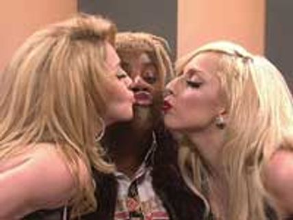 மடோனா-லேடி காகா...கிட்டத்தட்ட 'லிப் லாக்'!