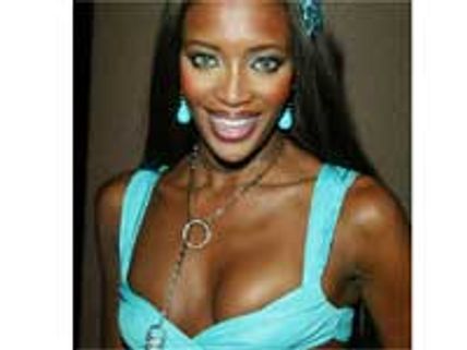 முக்கால் நிர்வாணம்... அதிர வைத்த நவோமி!