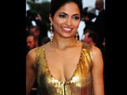 ஆறில் ஒன்றாக பாலிவுட்டில் அறிமுகமாகும் பார்வதி  