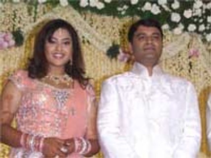 கணவர் வீட்டாருடன் மீனா லடாய்?