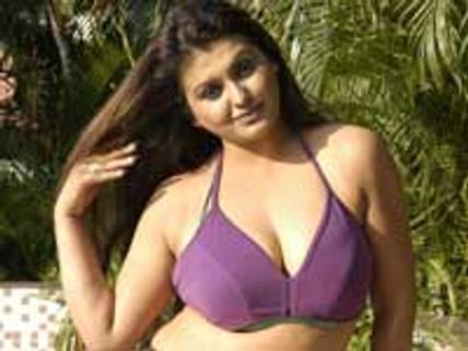 குளத்தில் மூழ்கிய சோனா!