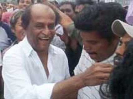 எந்திரன் ஷூட்டிங்கில் கேக் வெட்டிய ரஜினி!