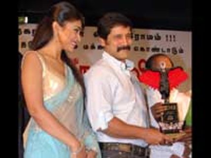 கந்தசாமி 100... கலைஞர்களுக்கு கேடயம் கொடுத்த கிராம மக்கள்!