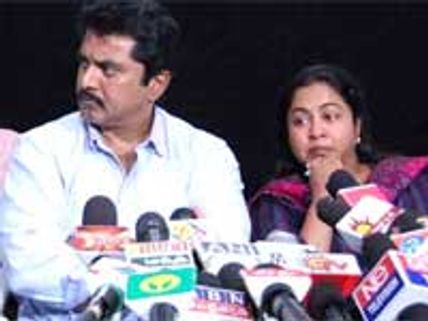 கண் கலங்கிய சரத்-ராதிகா!