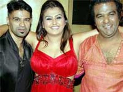 சோனாவின் தண்ணி பார்ட்டி.. சொக்கிய விஐபிக்கள்!