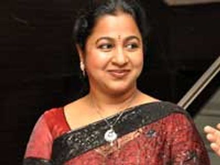 கூட்ட நெரிசல்.. அனுமதி மறுப்பு... செல்போனை தூக்கிப் போட்டு உடைத்த ராதிகா!