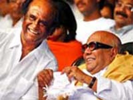 கருணாநிதியை நெருங்கவும் மாட்டேன், விலகி நிற்கவும் மாட்டேன்! - ரஜினி