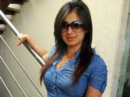 காலில் காயத்தோடு பெண் சிங்கம் படத்துக்கு நடனமாடிய லட்சுமி ராய்!