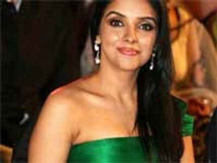 கேமரூன் இயக்கத்தில் நடிக்கணும்!-அசினின் பேராசை