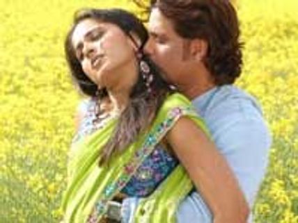 அனுஷ்காவின் கவர்ச்சியைக் காசாக்கும் இன்னொரு முயற்சி!