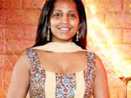 மதுப்பாட்டில் செட்.. மயக்கும் மேக்னா!