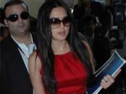 டாய்லெட்டுக்குள் நுழைந்து ப்ரீத்தி ஜிந்தாவை படம் பிடித்த ரசிகைகள்