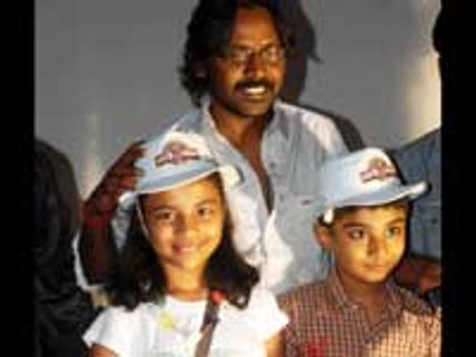 முரட்டு சிங்கம்..குழந்தைகளுக்கு தொப்பி பரிசு!