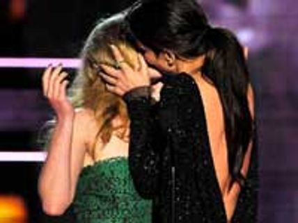 ஸ்கார்லெட்டுக்கு 'உம்மா' தந்த சான்ட்ரா!