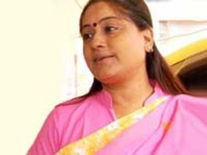 நடுரோட்டில் என் புடவையை கிழித்தனர்-போலீஸ் மீது விஜயசாந்தி புகார்