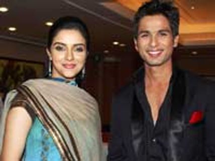 ஷாஹித்துக்கு கற்றுக் கொடுத்த ஆசின்-கடுப்பான காதலி பிரியங்காசோப்ரா