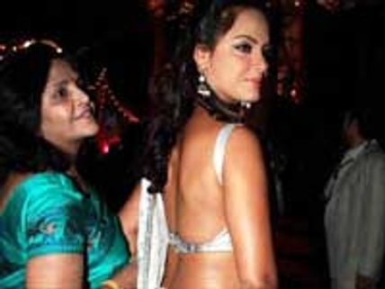 ஒரு நாளைக்கு 2 மணி நேரம் தமிழ் கற்கும் நீத்து!