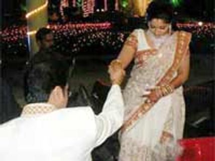 காவ்யா மாதவன், குடும்பத்தினரை தொந்தரவு செய்யக் கூடாது-கணவர் வீட்டாருக்கு உத்தரவு