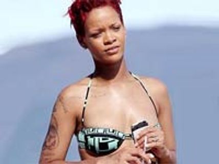 தொடையில் 'துப்பாக்கி பச்சை' குத்திய ரிஹானா!