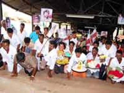 எந்திரன் வெற்றி பெற 1305 படிகளை முட்டிபோட்டு ஏறிய சோளிங்கர் ரசிகர்கள்!