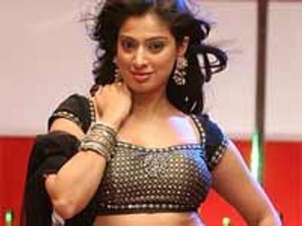 ஐட்டம் கேர்ள் என்று சொல்லக் கூடாது-லட்சுமி ராய் ஆவேசம்