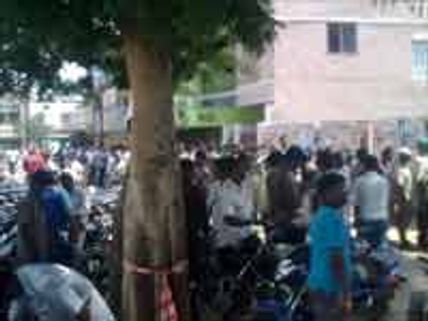 அலைமோதிய ரசிகர் கூட்டம்.... எந்திரன் முன்பதிவு தொடங்கியது!