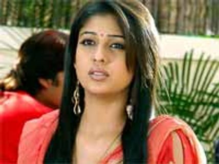 நயன்தாரா படங்களைக் கொளுத்தி பெண்கள் போராட்டம்!