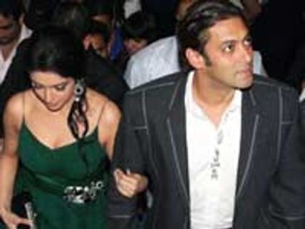 அசின் பிறந்த நாள்: கேக் ஊட்டி சல்மான் கான் வாழ்த்து!