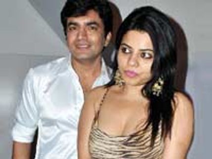 காதலியை அடித்த நடிகர் மீது புகார்!