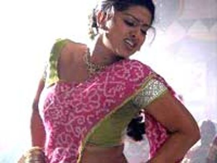 இடுப்பைக் கிள்ளிய இளைஞரை, கிள்ளாதீங்கண்ணே என்று கண்டித்த சினேகா!