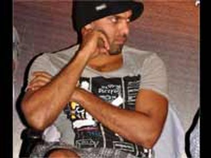 அரை டவுசரோடு வந்து அதிர்ச்சி தந்த ஆர்யா!