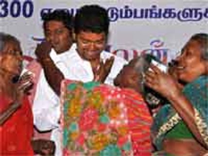 300 மூட்டை அரிசி தானம் செய்து ட்ரைலர் வெளியிட்ட விஜய்!